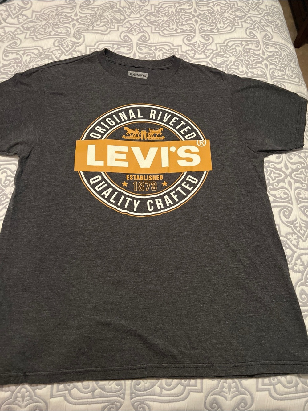 Levi’s Graphic T-Shirt Original Riveted Quality Crafted Charcoal Heather Gray Me